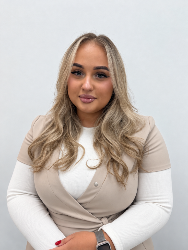 Elegancki portret blondynki w bezach